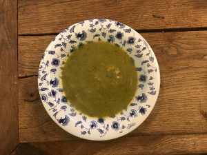 Brocoli, courgette soep met blauwe kaas 