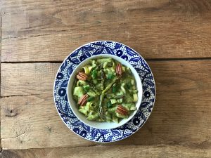 Vegetarische groene pasta: groene asperges groene pesto