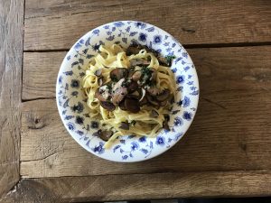Pasta met truffel en bospaddestoelen